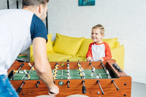 Vista Parziale Padre Figlio Che Giocano Calcio Balilla Insieme Casa — Foto Stock