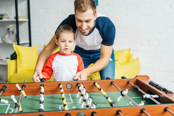 Vater Und Sohn Spielen Hause Gemeinsam Tischkicker — Stockfoto