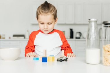 küçük çocuk evde mutfak oyuncaklar ile oynama