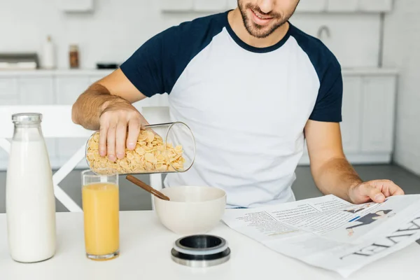 自宅のキッチンで朝食を持つ男のショットをトリミング  — 無料ストックフォト