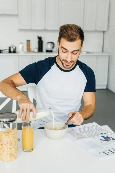 Man Met Ontbijt Keuken Thuis — Gratis stockfoto