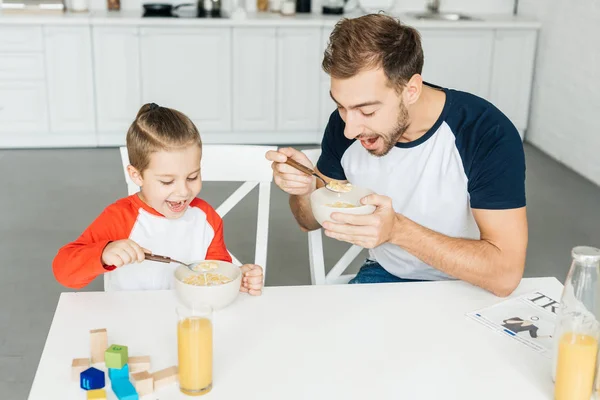 Pai Feliz Pequeno Filho Tomando Café Manhã Juntos Cozinha Casa — Fotografia de Stock