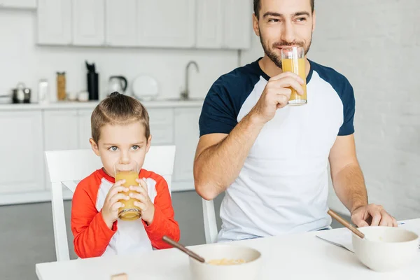 Padre Hijo Con Vasos Jugo Durante Desayuno Cocina Casa — Foto de stock gratis