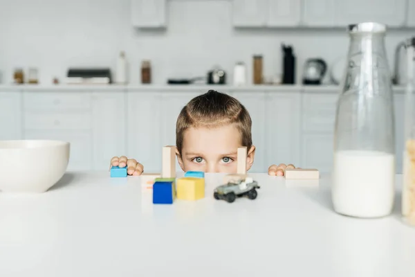 Частичный Вид Маленького Мальчика Играющего Игрушками Кухне Дома — стоковое фото