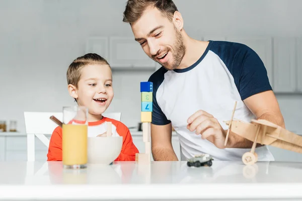 Guapo Joven Padre Hijo Jugando Con Juguetes Cocina Casa — Foto de Stock