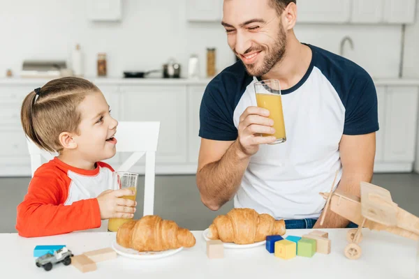 Knappe Jonge Vader Zoon Ontbijten Met Croissants Sinaasappelsap Samen Thuis — Stockfoto