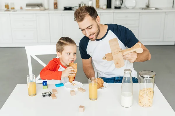 Bonito Jovem Pai Filho Brincando Com Brinquedo Avião Enquanto Tomando — Fotografia de Stock