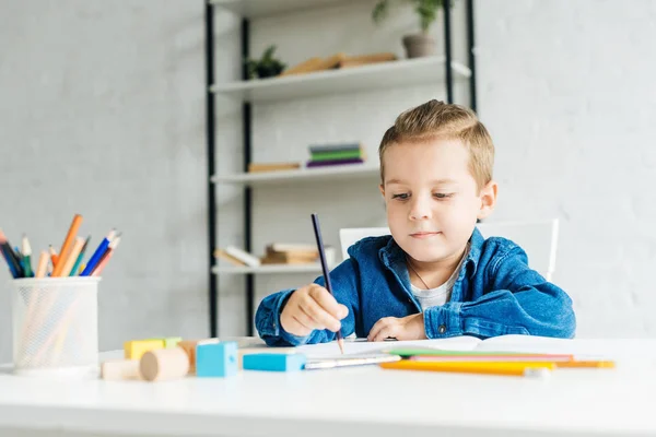 Petit Dessin Enfant Concentré Avec Crayons Couleur Maison — Photo