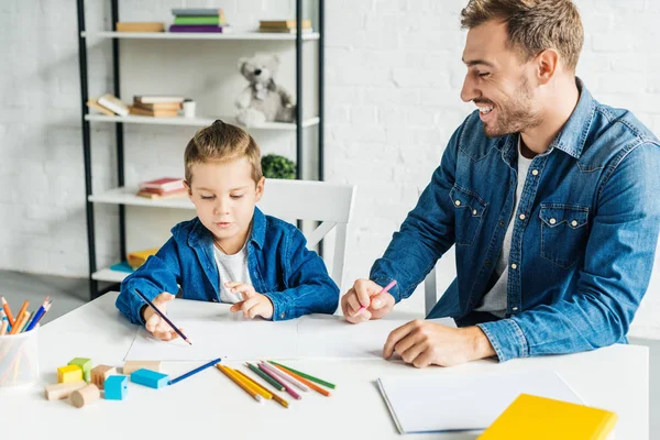 Gelukkig Jonge Vader Tekenen Met Schattige Zoontje Thuis — Gratis stockfoto