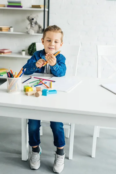 Criança Pequena Feliz Desenho Com Lápis Cor Casa — Fotos gratuitas