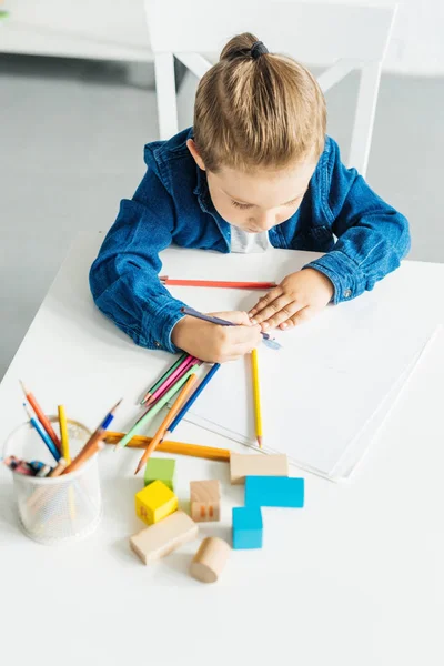 用彩色铅笔在家里画画的小孩子的高角度视角 — 图库照片