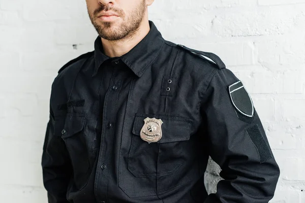 Tiro Cortado Jovem Policial Frente Parede Tijolo Branco — Fotografia de Stock