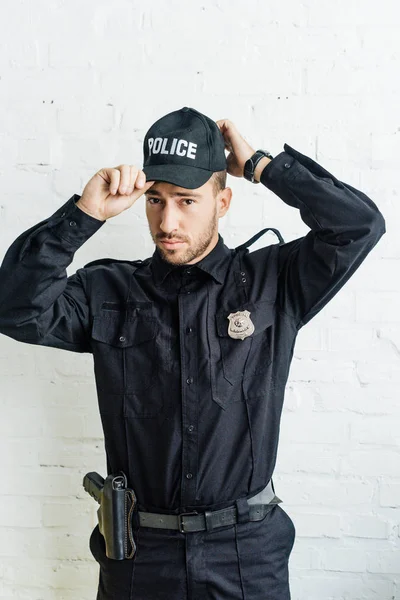 Aantrekkelijke Jonge Politieagent Glb Voor Witte Bakstenen Muur Zetten — Stockfoto