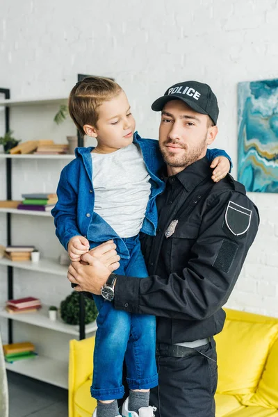 Schöner Junger Vater Polizeiuniform Trägt Seinen Kleinen Sohn Und Blickt — Stockfoto