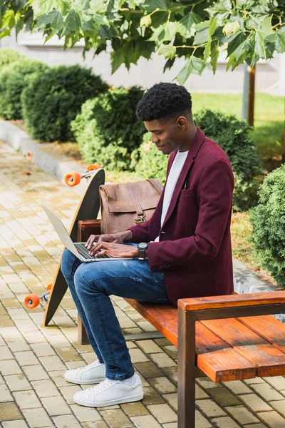 Jovem Freelancer Afro Americano Usando Laptop Rua — Fotos gratuitas