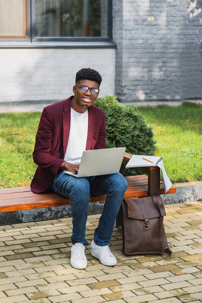 Young Freelancer Using Laptop Looking Camera Bench — Free Stock Photo