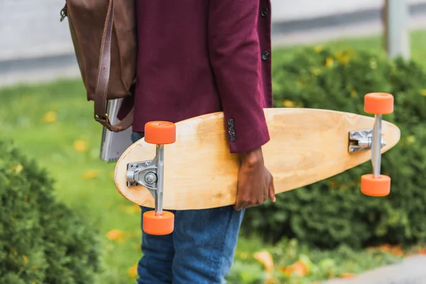 Beskuren Bild Student Med Ryggsäck Och Skateboard Walking Street — Gratis stockfoto