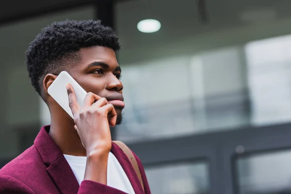 Yakın Çekim Yakışıklı Genç Adam Sokakta Telefonla Konuşurken Kadeh — Stok fotoğraf