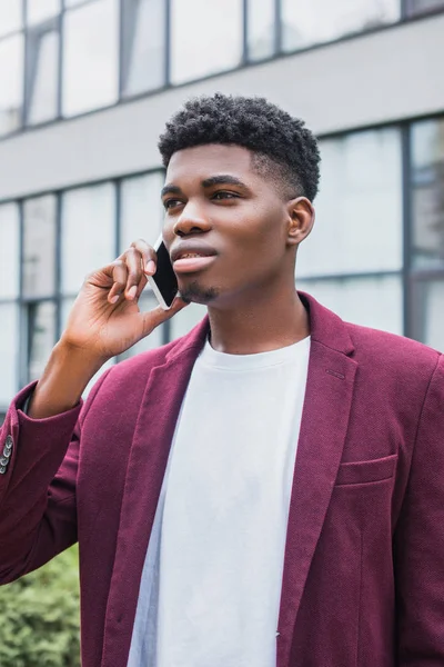 Joven Atractivo Hablando Por Teléfono Calle Mirando Hacia Otro Lado — Foto de stock gratis