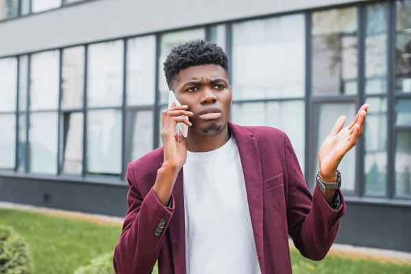 Bonito Concentrado Africano Americano Homem Falando Smartphone — Fotografia de Stock