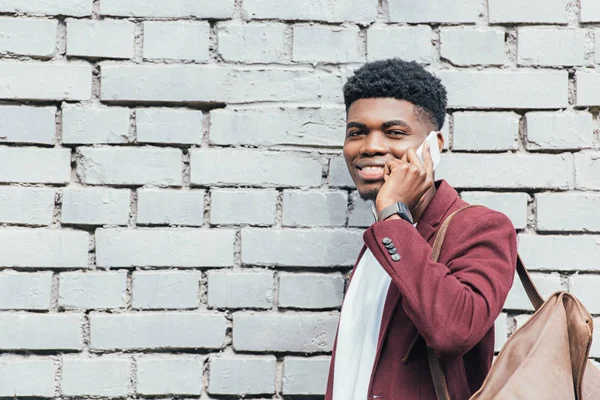 Χαρούμενα Αφρικανική Αμερικανική Άνθρωπος Που Μιλάμε Για Smartphone Κοντά Λευκό — Φωτογραφία Αρχείου