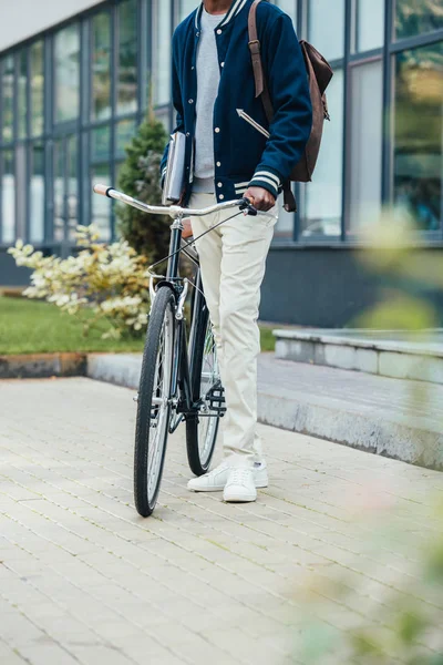 Cropped View Male Freelancer Documents Bicycle Street — Free Stock Photo