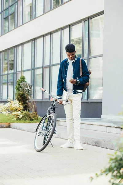 Teletrabajador Afroamericano Con Documentos Usando Smartphone Pie Bicicleta — Foto de stock gratis