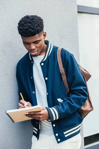 Κομψό Επικεντρώθηκε Αφρικανικός Αμερικανός Μαθητής Γράφει Βιβλίο — Δωρεάν Φωτογραφία