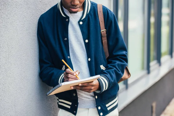 Vista Recortada Escritura Estudiante Afroamericano Libro Texto — Foto de Stock