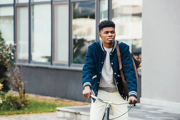 Handsome African American Man Riding Bicycle City — Free Stock Photo