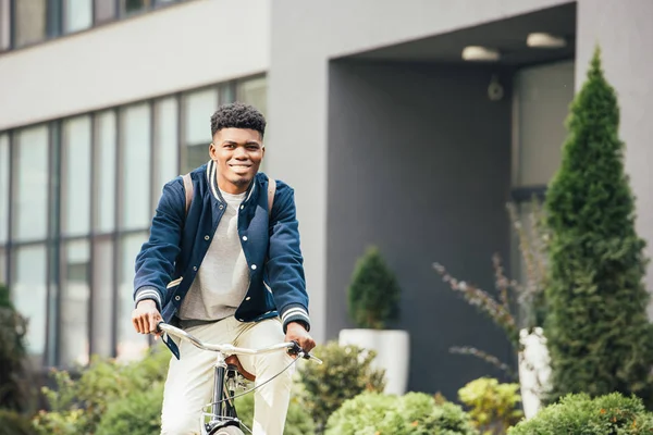 Afro Amerikan Gülümseyen Adam Binicilik Bisiklet Şehir — Stok fotoğraf
