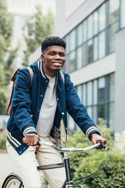 Guapo Alegre Afroamericano Hombre Montando Bicicleta Ciudad — Foto de stock gratis