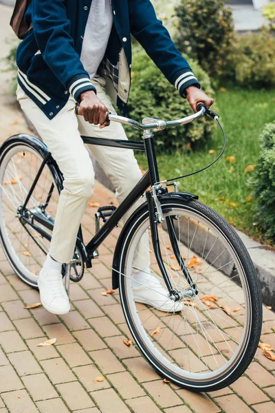 Przycięte Widzenia Stylowy Mężczyzna African American Jazdy Rower Ulicy — Darmowe zdjęcie stockowe