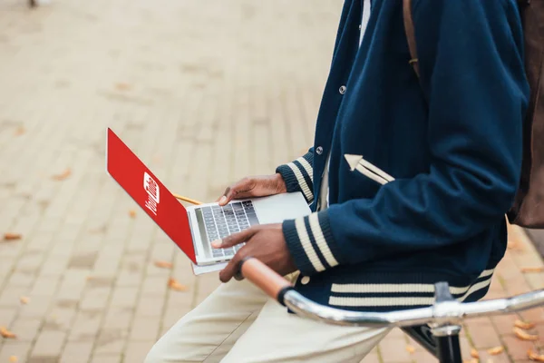 Vista Cortada Laptop Homem Americano Africano Com Site Youtube Enquanto — Fotografia de Stock