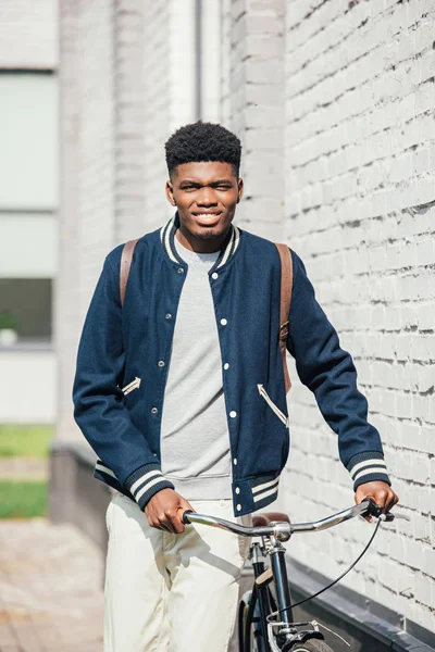 Africano Americano Elegante Hombre Con Bicicleta Pie Cerca Pared Ladrillo — Foto de stock gratis