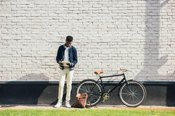 African American Freelancer Reading Documents Standing Bicycle White Brick Wall — Stock Photo, Image