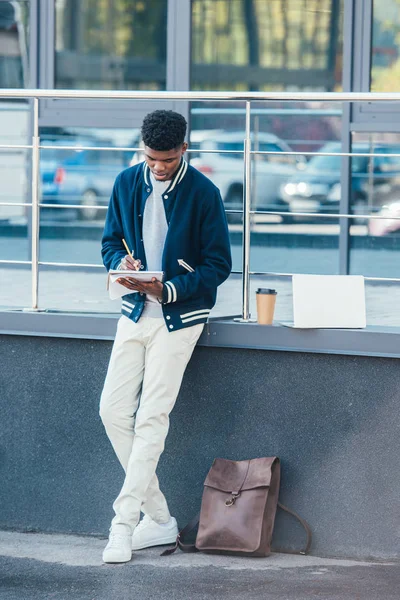 Guapo Afroamericano Teletrabajador Escribir Documentos Ciudad Con Ordenador Portátil Café — Foto de stock gratis