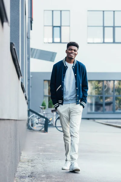 Sorridente Homem Americano Africano Azul Bombardeiro Andando Cidade — Fotografia de Stock