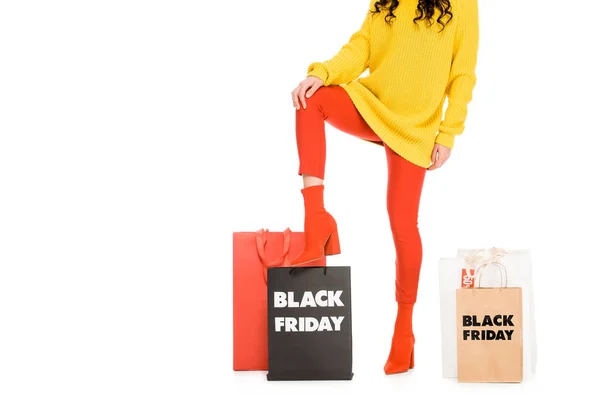 时装购物袋在黑色星期五出售 在白色查出的时尚购物狂的裁剪视图 — 免费的图库照片