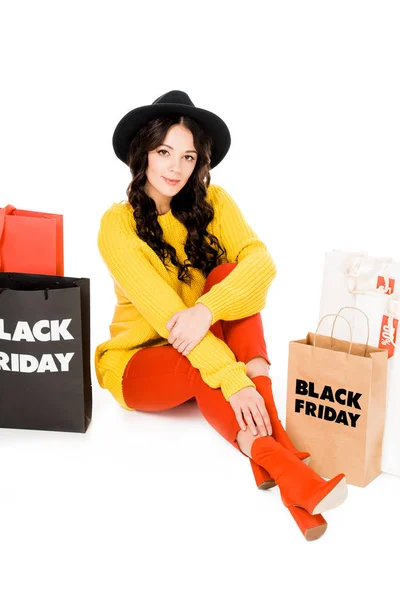 Stylisches Shopaholic Sitzt Einkaufstaschen Black Friday Sale Isoliert Auf Weiß — kostenloses Stockfoto