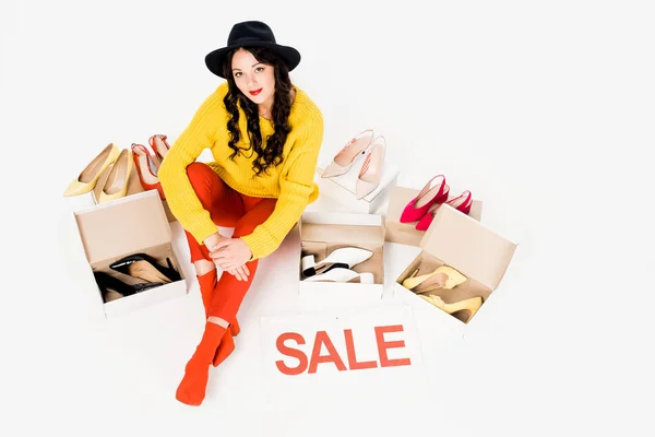 Hermosa Shopaholic Con Símbolo Venta Aislado Blanco Con Calzado — Foto de Stock
