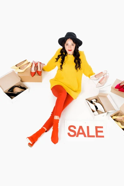 Привлекательная Стильная Девушка Символом Продажи Изолированы Белом Обувью — Бесплатное стоковое фото