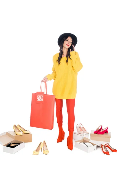 Vacker Kvinna Talar Smartphone Och Hålla Shoppingväska Med Försäljning Tagg — Gratis stockfoto
