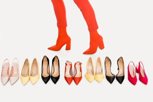 Обрезанный Снимок Женских Ног Упорядоченная Обувь Изолированная Белом — Бесплатное стоковое фото