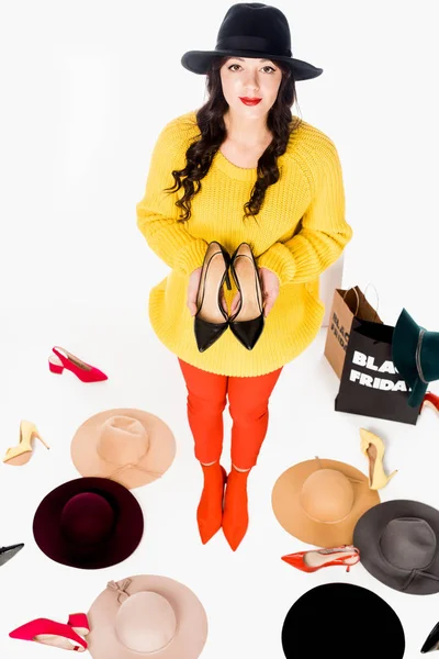 Visão Alto Ângulo Mulher Jovem Com Sapatos Chapéus Sacos Compras — Fotografia de Stock Grátis