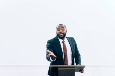podyum tribune ayakta ve seminer konferans salonunda sırasında el hareketi yakışıklı Afro-Amerikan öğretim görevlisi