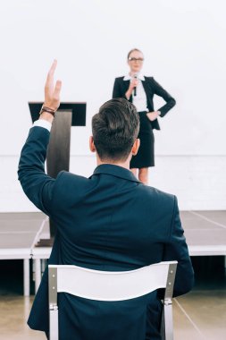 Konferans Salonu, Katılımcı El yetiştirme semineri sırasında mikrofona konuşurken çekici hoparlör