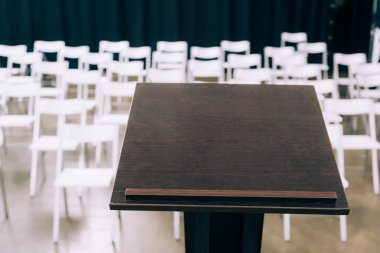 podyum tribün ve beyaz koltuklarda boş: konferans salonu
