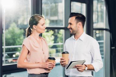 Konferans Salonu'nda konuşmayı gitmek için gülümseyen iş arkadaşlarınızla kahve