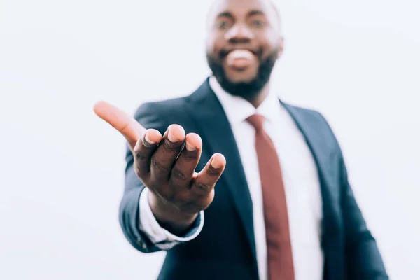 Foco Seletivo Sorrir Empresário Afro Americano Gesticulando Isolado Branco — Fotografia de Stock